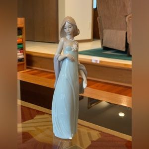 Lladro Ingenúe Porcelain Figurine 5487 Woman with Clutch